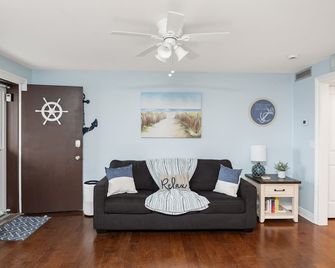Immaculate Airy Retreat 300ft to Beach - Beach Badges, Linens + Towels Included - Seaside Heights - Living room