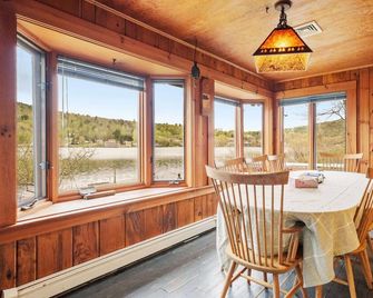 Beautiful 6 Bedroom Lakefront Home w/ Own Dock and beautiful Lake ViewsbrPlease note that this home does not have air conditioning. brBox fans are provided and because of our proximity to the lake, it is cooler in the evenings. - Lebanon - Essbereich