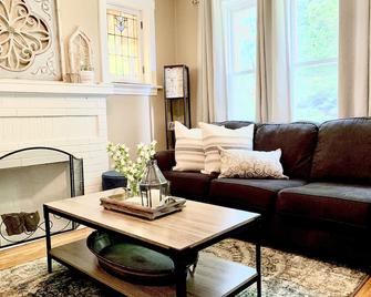 The Bungalow Historic Tower Grove - St. Louis - Living room