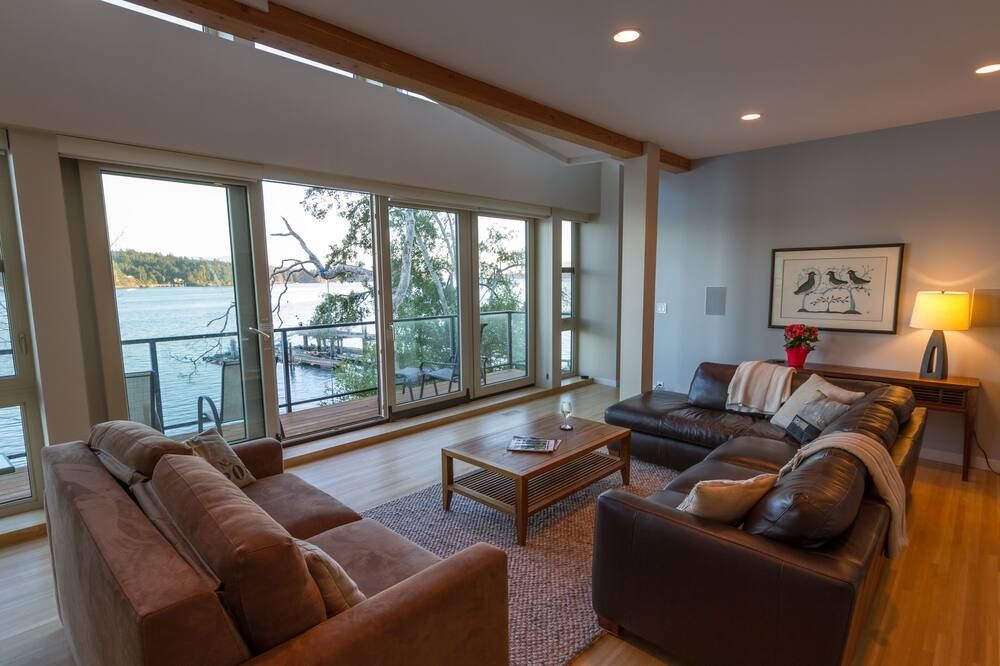 Fabulous Ocean Front - Warm and Inviting - Sooke - Salon