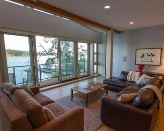 Fabulous Ocean Front - Warm and Inviting - Sooke - Salon