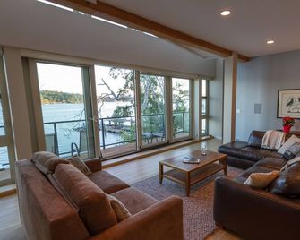 Fabulous Ocean Front - Warm and Inviting - Sooke - Salon