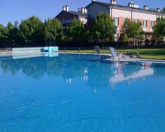 Hotel Lasa Sport - Valladolid - Zwembad
