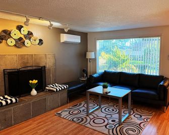 30% Off Monthly Stay Convenient Location - North Bend - Living room