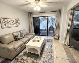 Free Golf Cart! Stocked Lake W/ Amazing Views! 5 Mins. to Dining, Beach & Pool. - Miramar Beach - Living room