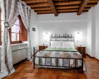 Apartment 'Appartamento Silver' with Shared Pool and Shared Garden - Semproniano - Schlafzimmer