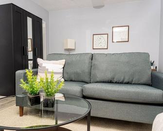 Private Studio Near Hard Rock Stadium - Miramar - Living room