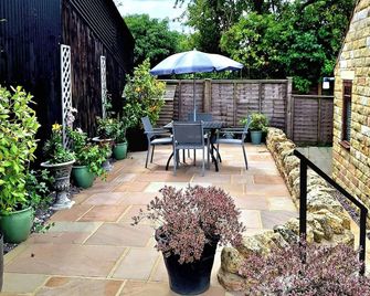 Farm Yard Cottage - Pickering - Patio