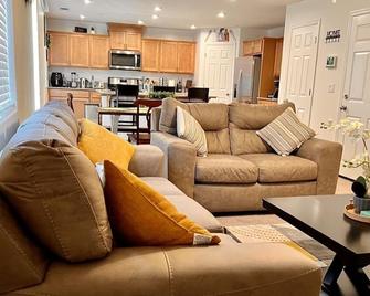 Brand New, 5 Bedroom/3 Bath Home- On your way to Yosemite! - Chowchilla - Sala de estar