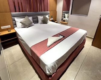 Hotel Cozzy Palace - Surat - Slaapkamer