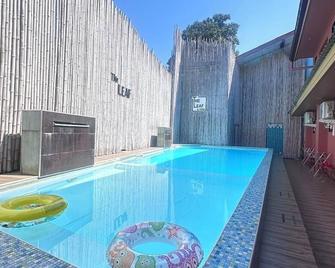 The leaf&pool hostel - Pattaya - Piscina