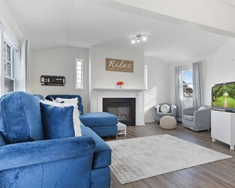 Luxurious Lakefront Home- Niagara - Youngstown - Living room