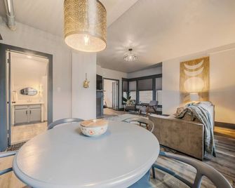 Pet Haven: Cozy, Furnished w/ Yard in Quiet Area Blocks From Downtown Appleton - Appleton - Dining room