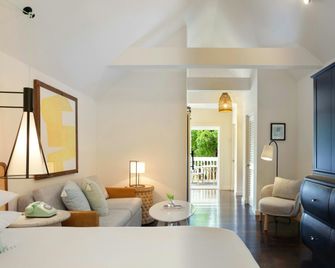 Winslow's Bungalows - Key West Historic Inns - Key West - Living room
