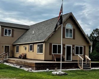 Spacious cottage near the Leota trail head! - Harrison - Building