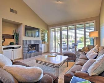 Golf Resort Getaway with Pool Access in Palm Desert - Palm Desert - Living room