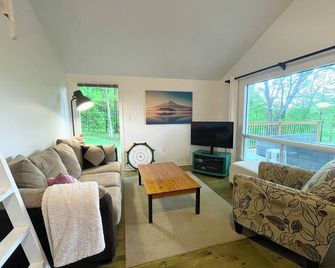 Cottage on Bobs Lake - Maberly - Living room