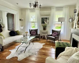 The Parker House Historic Country Home 14 minutes from Rhinebeck NY - Hyde Park - Living room