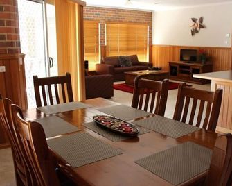 Jana Manor 2 Townhouse Swan Hill - Swan Hill - Dining room