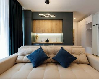 Central Suites - Bucharest - Living room