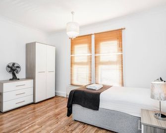 4 Bedroom House Free Parking Contractor' - Челмсфорд