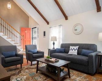 Forest Hills Fresh-Centrally Located, Pets, Wifi - Montgomery - Living room