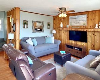3 BR Lakeview Getaway - Steps to the Beach - Dogs ok - Burlington - Living room