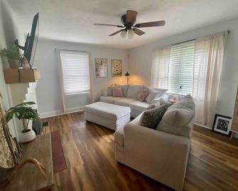 New Travelers Rest | Cute Bungalow Close To I-20 - Waco - Sala de estar