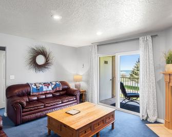 Condo - #310 | 2 Bed, 2 Bath - Garden City - Living room