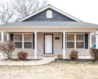 Walnut St, Charming, 3bed, 2bath - Spring Hill - Edificio