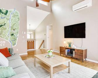 Pet-friendly Hopewell Junction Home w/ Pool - Hopewell Junction - Living room
