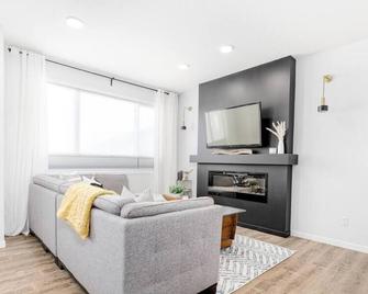 Paisley. Sleeps 6. Dog Friendly. A/C - Nisku - Living room