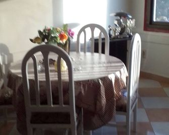 Charming 1-bedroom apartment in wonderful Cairo with WiFi, AC, fitness room - Madinat Coraya - Comedor