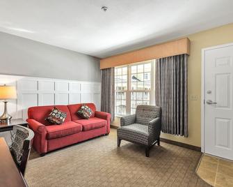 Iroquois Suite at Kelley's Island Venture Resort - Kelleys Island - Living room