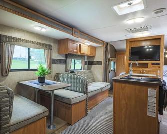 Camper- Relaxing Space After a Day of Hiking - Гаррісон - Вітальня