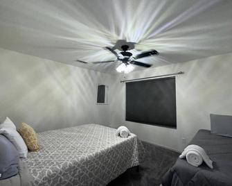 Minutes to spring training, and large comfortable 5 bedroom home. - Sun City West - Habitación