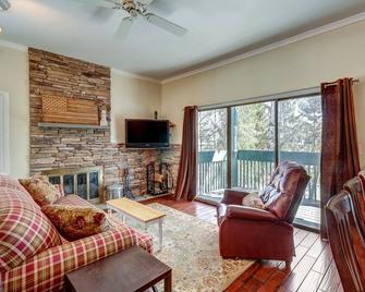 Renovated condo w/ shared seasonal pool & tennis - walk to trail - Ludlow - Obývací pokoj