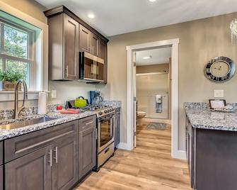 cozy 1 bedroom, 1 bath, sleeps 4 fully equipped apartment - East Boothbay - Kitchen