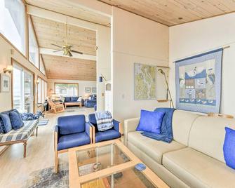 Beachfront Whidbey Island Home and Apartment! - Langley - Living room