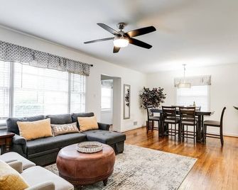 Rf Central Location W Fenced Backyard Fire-Pit - Richmond - Living room