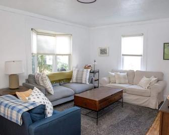 Sunny Home in the Heart of Fayetteville - Fayetteville - Wohnzimmer