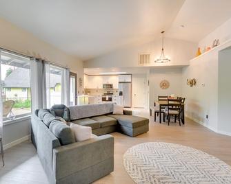 Lakefront Bremerton Vacation Rental w/ Hot Tub! - Bremerton - Вітальня