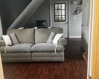 Cozy & Modern Suite - Bridgewater - Living room