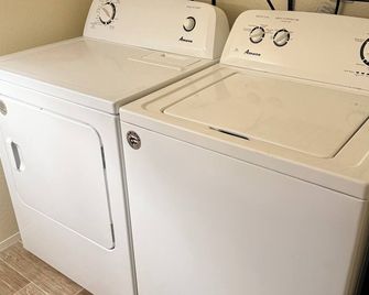 Peaceful and quiet cottage in the country - Cottage Grove - Laundry facility