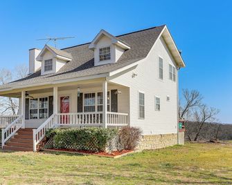 Unique Family Home on Working Ranch in Henderson! - Henderson - Building