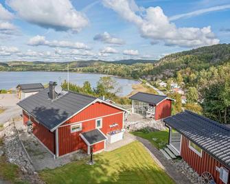 Amazing home in Uddevalla with WiFi and 4 Bedrooms - Uddevalla - Gebäude
