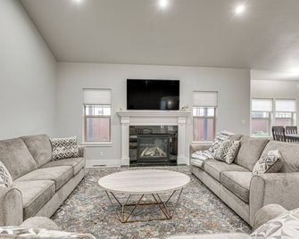 Eugene Area Home: 18 Mi to U of O! - Junction City - Living room