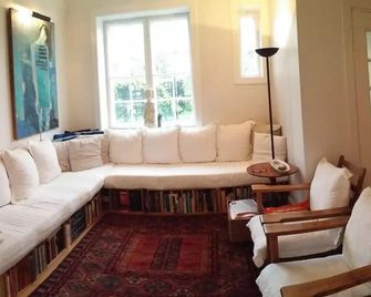 Charming townhouse with large private garden, in central Oslo - אוסלו - סלון