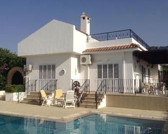 Luxury Detached 3 Bed Villa with Large Pool & Stunning Gardens in Quiet Location - Lápithos - Басейн