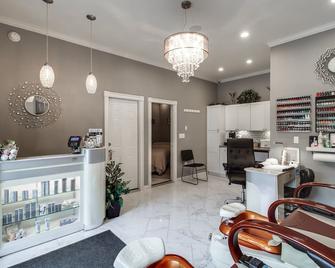 Alpenglow Vacation Rentals - Ouray - Front desk